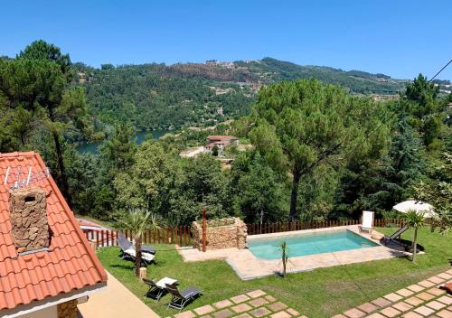 Vue sur la piscine de l'établissement Casa Mira Tâmega ou sur une piscine à proximité