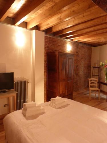 um quarto com uma cama com toalhas em L'Auberge de l'éclipse em Bruxelas