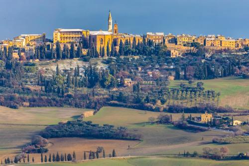 Nespecifikovaný výhled na destinaci Pienza nebo výhled na město při pohledu z farmy