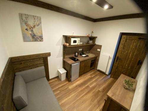 a room with a kitchen with a table and a counter at Apartmány Veternica v Bernarde in Smokovce