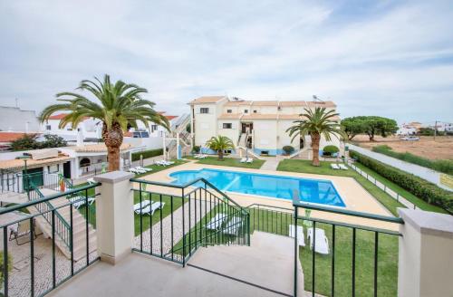 - une vue sur la piscine depuis le balcon d'une maison dans l'établissement Atlantico Sul, à Quarteira