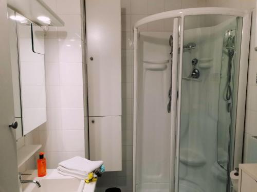 Ένα μπάνιο στο Modern studio direct Seaview & free parking