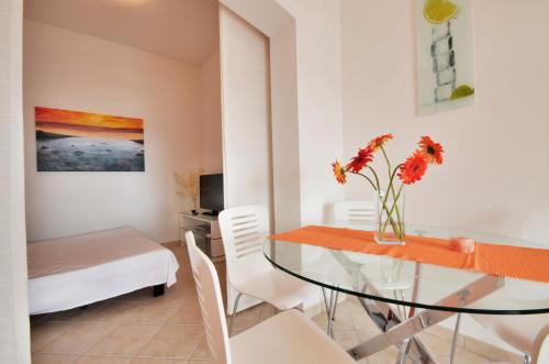 Afbeelding uit fotogalerij van Apartment Žara 2 with Boat Place in Mimice
