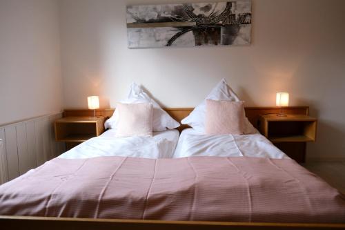 2 camas con sábanas blancas y almohadas en un dormitorio en Hotel Zur Linde, en Salzgitter