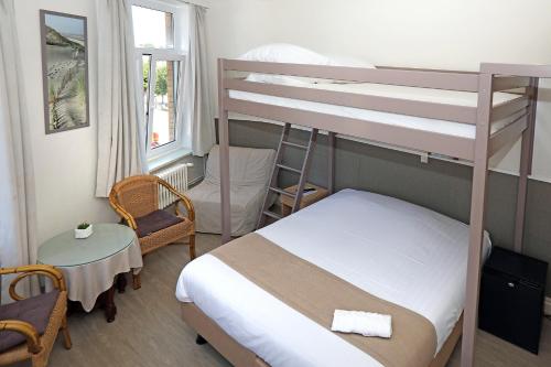 Postel nebo postele na pokoji v ubytování Hotel Cecil