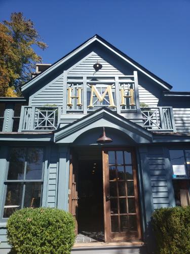 une maison bleue avec un panneau en haut dans l'établissement Highlander Mountain House, à Highlands