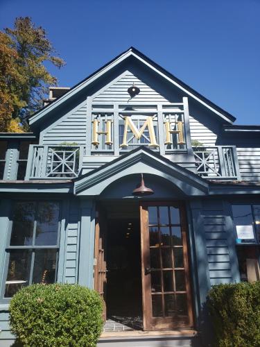 una casa azul con un cartel encima en Highlander Mountain House, en Highlands