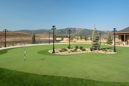 einen Golfplatz mit einem Golfer auf dem Grün in der Unterkunft Sun Outdoors Rocky Mountains in Granby