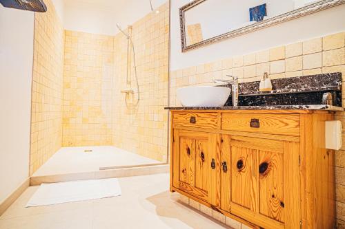 uma casa de banho com um toucador de madeira e um lavatório em Wachau-Living em Dürnstein