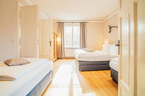 a hotel room with two beds and a window at Wachau-Living in Dürnstein