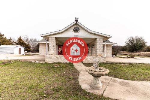 Sijil, anugerah, tanda atau dokumen lain yang dipamerkan di OYO Hotel Decatur TX Hwy 287 Northwest