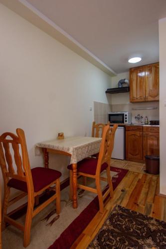 Kuchyň nebo kuchyňský kout v ubytování Adamov Konak Apartmani