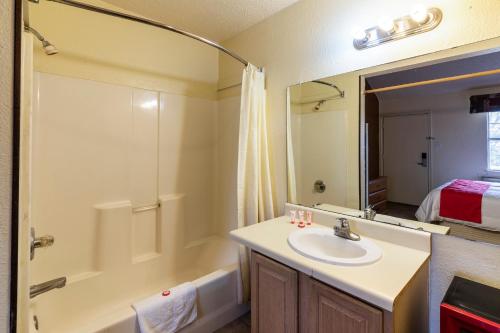 Bilik mandi di OYO Hotel Decatur TX Hwy 287 Northwest