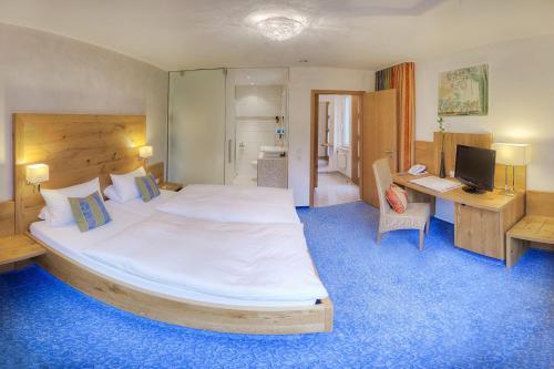Säng eller sängar i ett rum på Hotel-Restaurant Haus Nicklass