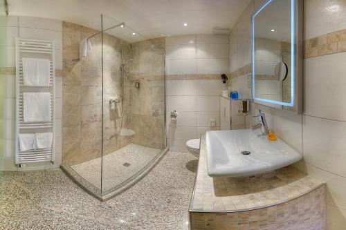 Ett badrum på Hotel-Restaurant Haus Nicklass