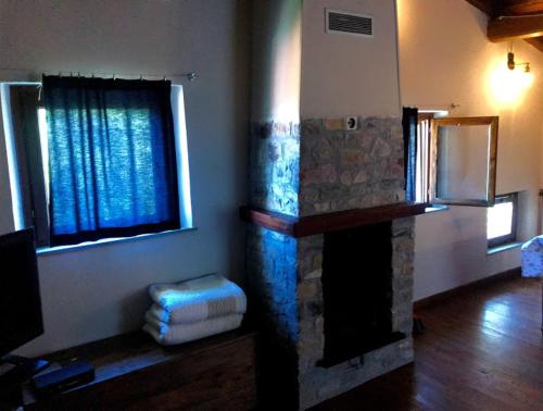 una sala de estar con chimenea en una casa en Casa San Bartolomeo, en Riccò del Golfo di Spezia