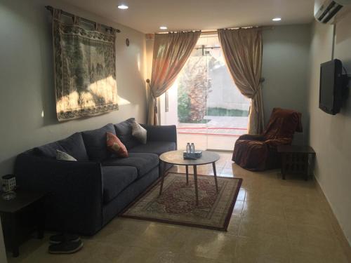 una sala de estar con un sofá y una mesa en Masaken alkenan, en Yanbu