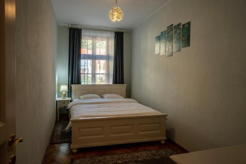 a bedroom with a bed and a window at Rendez-vous Apartment in Sighişoara