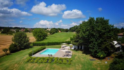 an aerial view of a yard with a swimming pool at Room&Breakfast Villa Angela in Sala Baganza