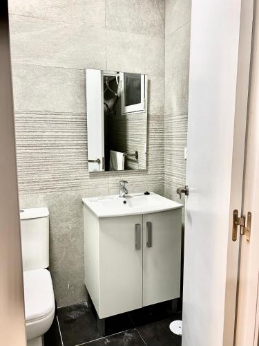 a bathroom with a white sink and a toilet at Centro de Carabanchel Calle Binefar in Madrid