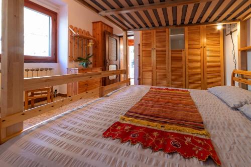 1 dormitorio con 1 cama grande en una habitación en Cariel, en Antronapiana