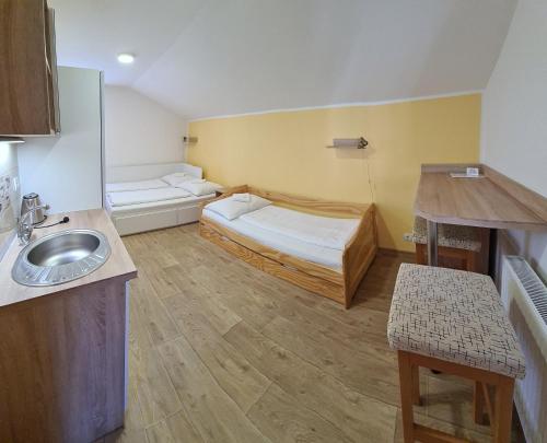 Stredisko Lipka tesisinde bir odada yatak veya yataklar
