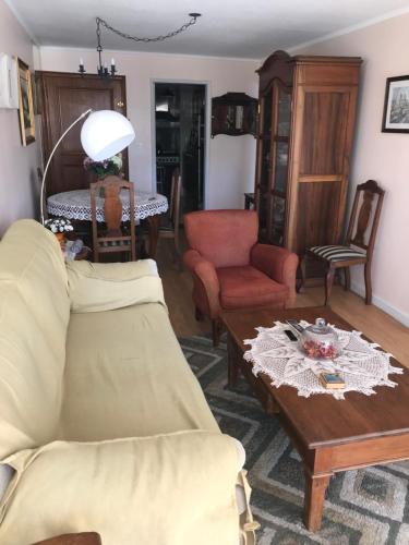 sala de estar con sofá y mesa en Canal Azul, en Punta del Este