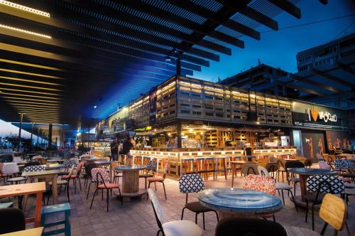 A restaurant or other place to eat at Moderno Loft a 150 metros de la playa