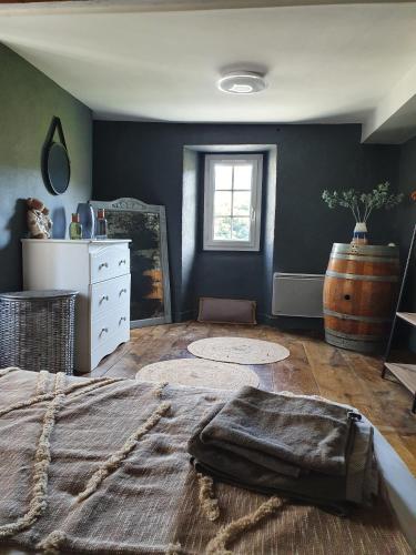 a bedroom with a bed and a window and a barrel at Au Nid de Caroline gîte 4 étoiles in Arette
