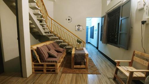 Khu vực ghế ngồi tại Chú Trọc Homestay - Phan Rang Homestay & Camp