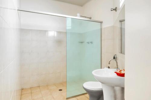 W łazience znajduje się prysznic, toaleta i umywalka. w obiekcie Novo Hotel Barro Preto w mieście Belo Horizonte