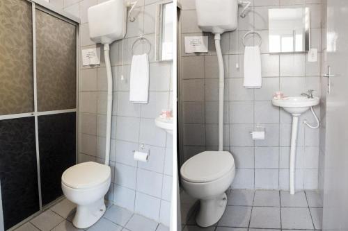 a bathroom with a toilet and a sink at Pousada Atlantico Centro - Fortaleza in Fortaleza