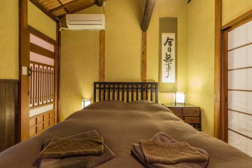 Lova arba lovos apgyvendinimo įstaigoje Shirakawa Cottage