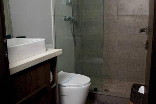 a bathroom with a sink and a toilet and a shower at Lujoso y acogedor condominio ejecutivo/familiar in San Pedro Sula