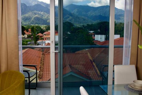 a view of the mountains from a balcony of a building at Lujoso y acogedor condominio ejecutivo/familiar in San Pedro Sula