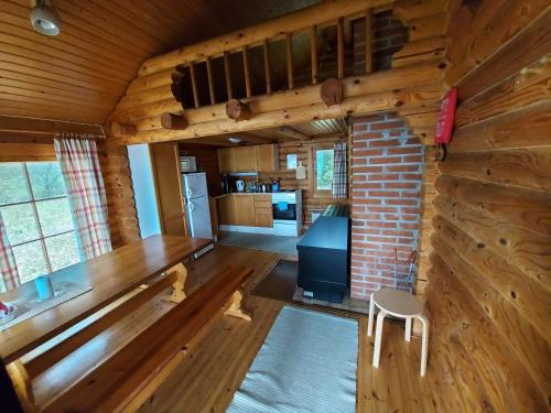 a kitchen and living room in a log cabin at Rantamökki Onni in Hämeenlinna