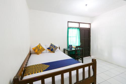 Säng eller sängar i ett rum på SPOT ON 2422 Hotel Moga Sari