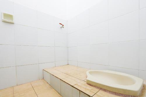 Ett badrum på SPOT ON 2422 Hotel Moga Sari