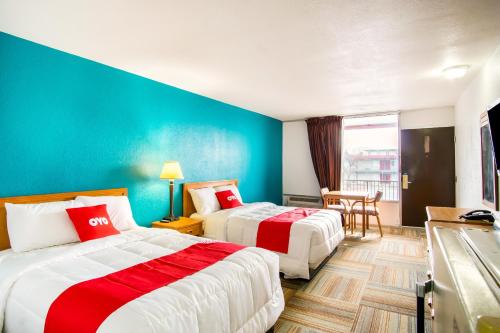 Ένα ή περισσότερα κρεβάτια σε δωμάτιο στο OYO Hotel Hutchinson KS West 4th Ave
