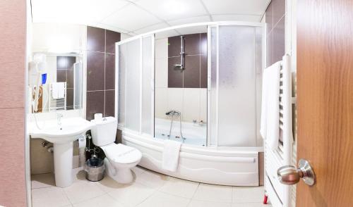 a bathroom with a shower and a toilet and a sink at Ali Bilir Otel in Beysehir