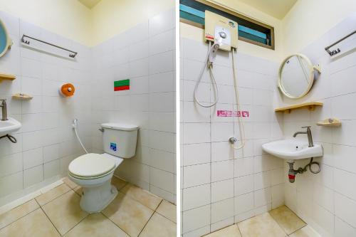 La salle de bains est pourvue de toilettes et d'un lavabo. dans l'établissement OYO 583 Sweethome Guest House, à Bangkok Noi