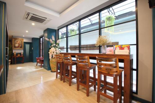 a dining room with a long table and chairs at Super OYO 484 Pannee Residence Khaosan Sha Plus in Bangkok