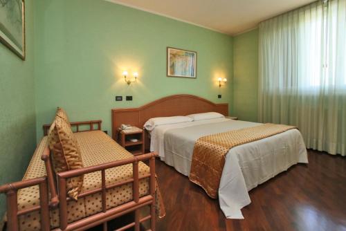 ein Hotelzimmer mit 2 Betten und einem Fenster in der Unterkunft Hotel Le Ville in Modena