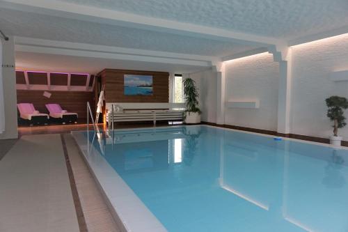 Bazén v ubytování Luxus-Landhaus im Schwarzwald/Baiersbronn mit Pool nebo v jeho okolí