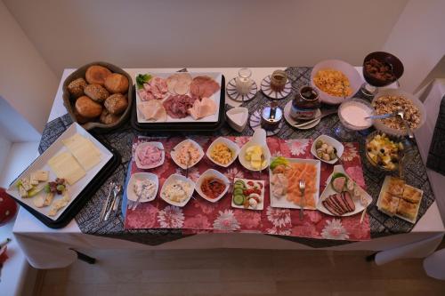 een overzicht van een tafel vol eten bij Hotel Zur Linde in Salzgitter