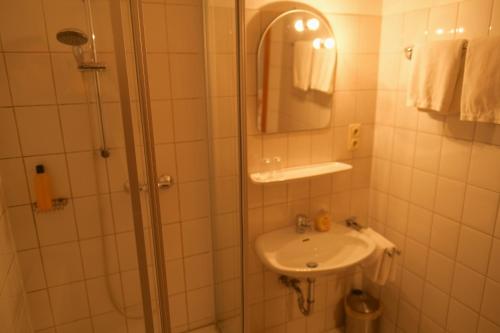 A bathroom at Hotel Zur Linde