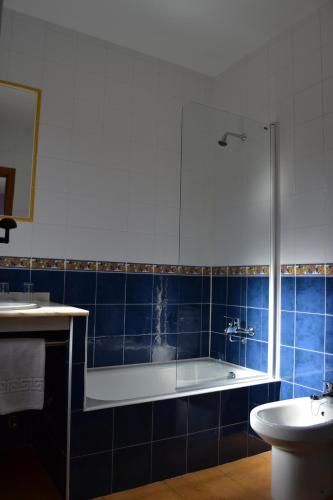 a bathroom with a tub and a sink at Hotel Rural Suquin in Navia