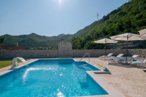 Villa Elin - Private Pool & Peaceful Family Retreat near Omiš