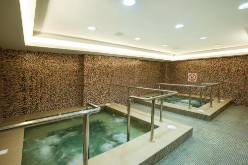 Bazén v ubytování Crowne Plaza Riyadh - RDC Hotel & Convention by IHG nebo v jeho okolí
