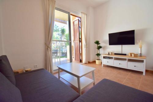 Televízia a/alebo spoločenská miestnosť v ubytovaní Bahia Marinas - Tu hogar con jardín privado!